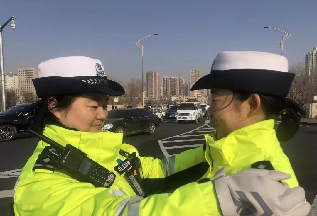 时尚与安全的交融，最新交警警帽女亮相街头